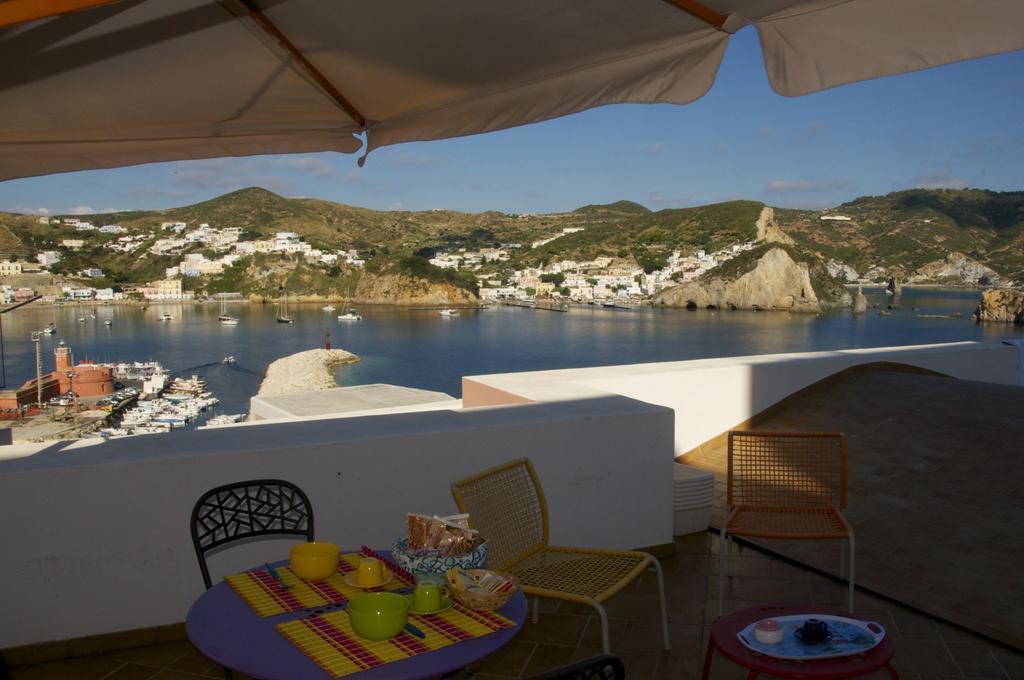 B&B La Terrazza Sul Porto ポンツァ エクステリア 写真