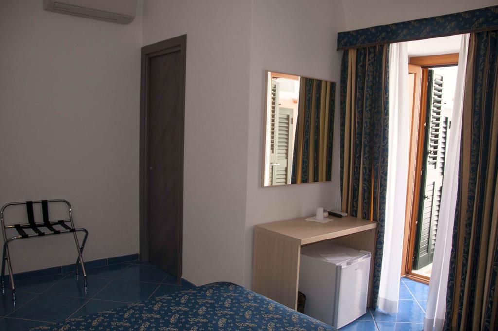 B&B La Terrazza Sul Porto ポンツァ エクステリア 写真